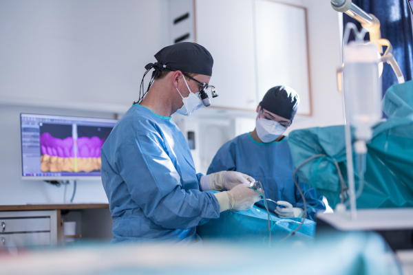 Implantologie, dentoalveoläre Chirurgie, navigierte Implantation im Teamwork mit chirurgische Assistenz bei Dr. Müller & Dr. Bethge in Hamburg