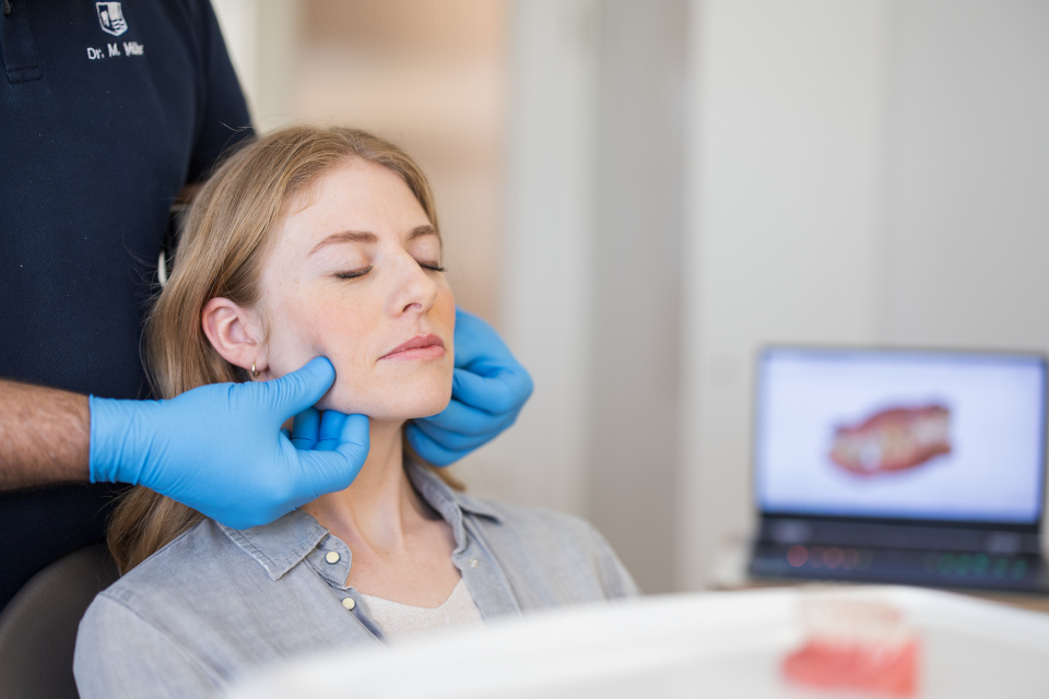 Untersuchung Patientin in der Praxis Dr. Müller & Dr. Bethge in Hamburg zur detaillierten Behandlungsplanung Kieferorthopädie, Zahnersatz, CMD, Funktionstherapie , Kiefergelenksbeschwerden, Physiotherapie sowie Schienentherapie.